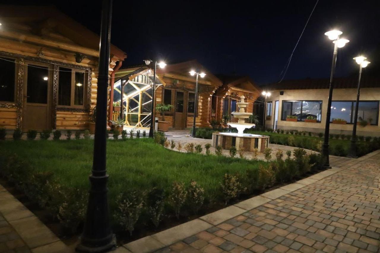 Tnak Hotel Erevan Esterno foto