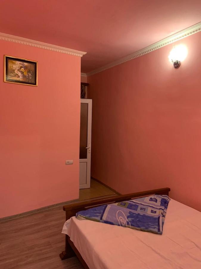 Tnak Hotel Erevan Esterno foto
