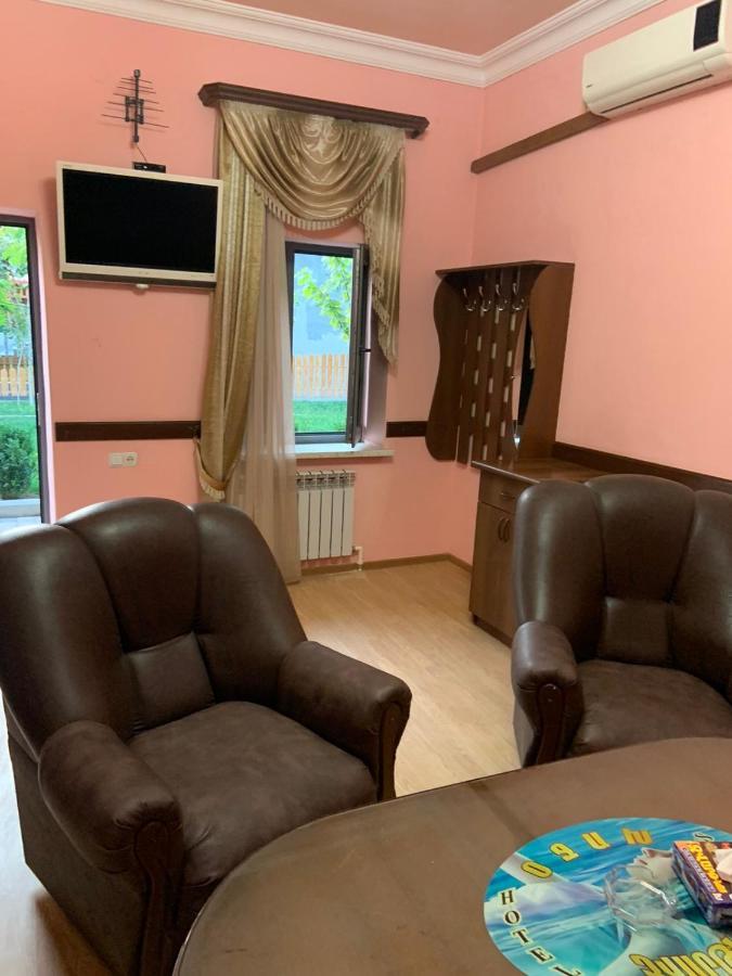 Tnak Hotel Erevan Esterno foto