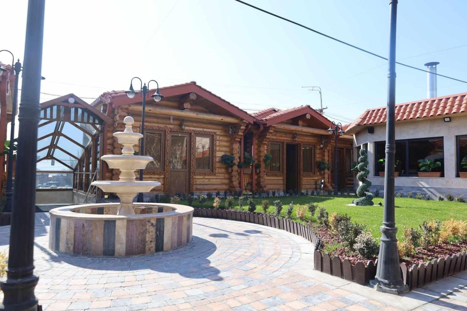 Tnak Hotel Erevan Esterno foto