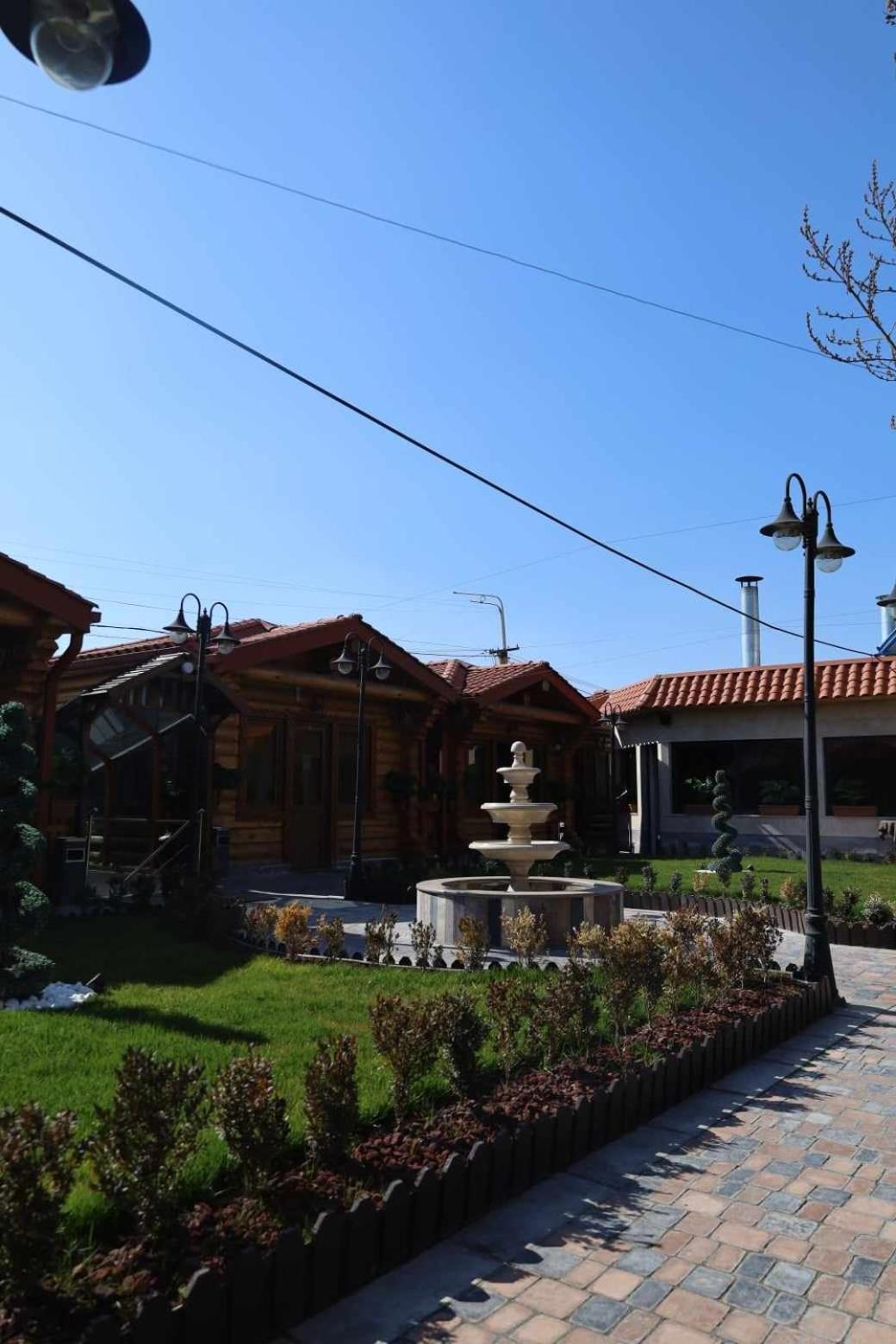 Tnak Hotel Erevan Esterno foto