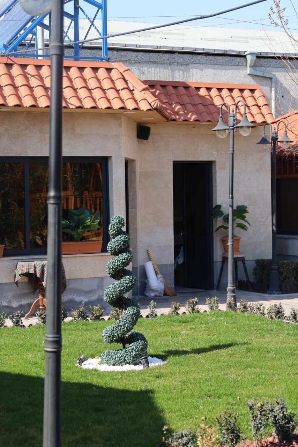 Tnak Hotel Erevan Esterno foto