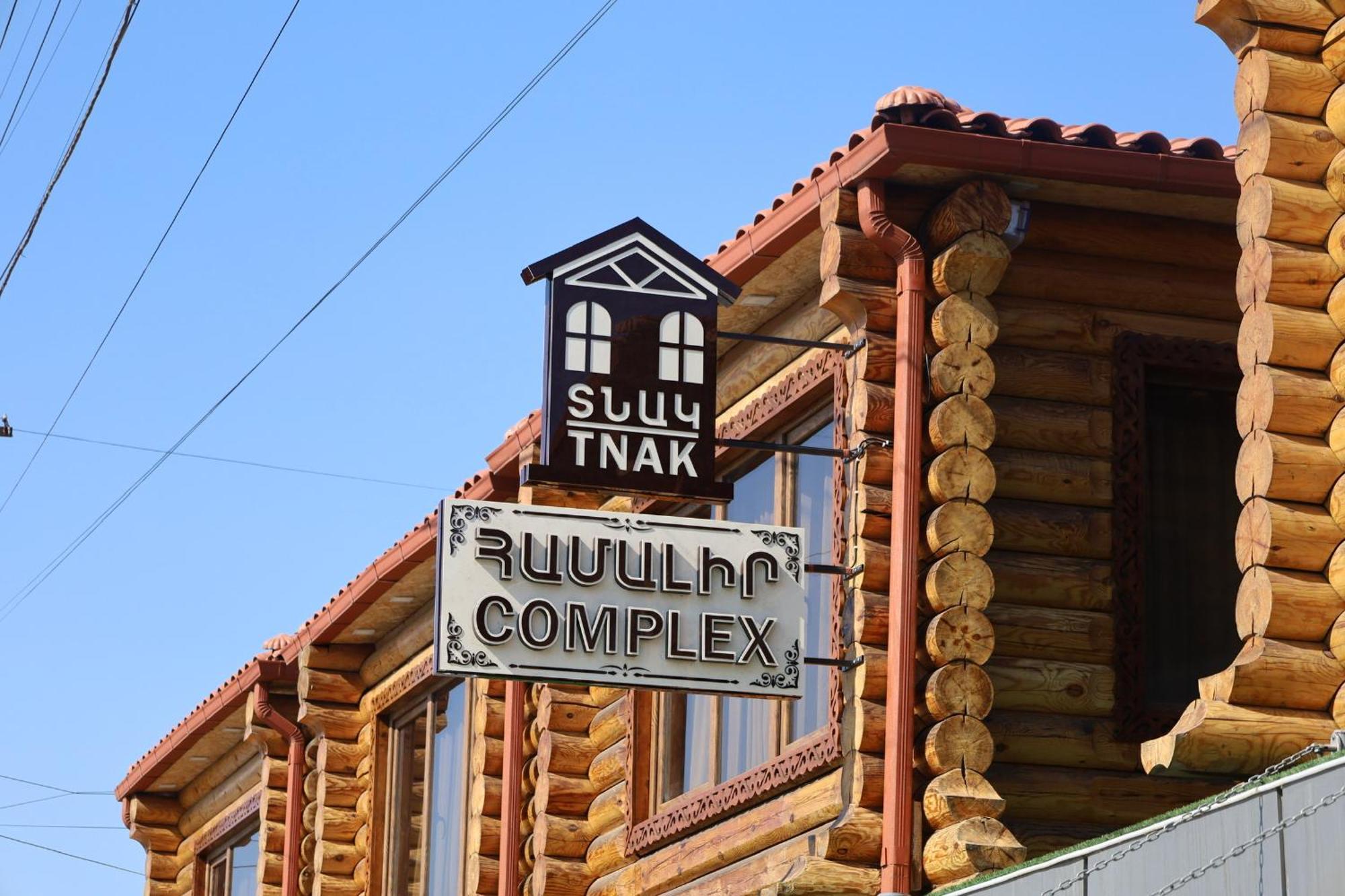 Tnak Hotel Erevan Esterno foto