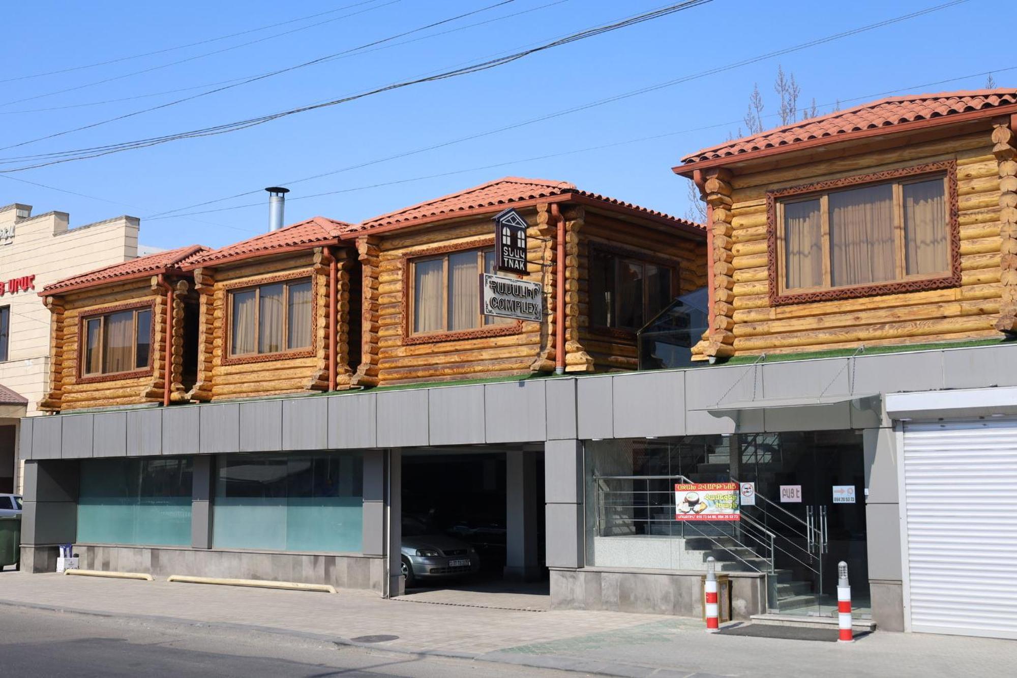 Tnak Hotel Erevan Esterno foto