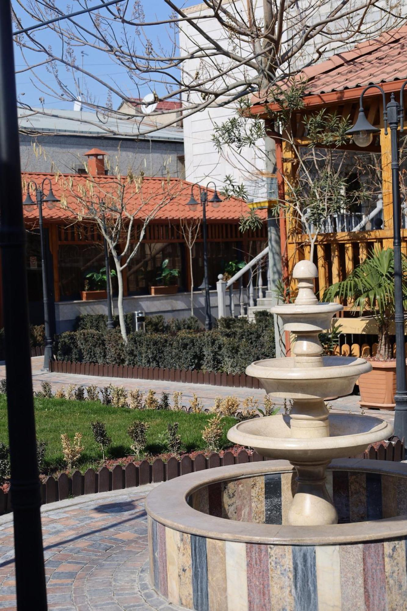 Tnak Hotel Erevan Esterno foto