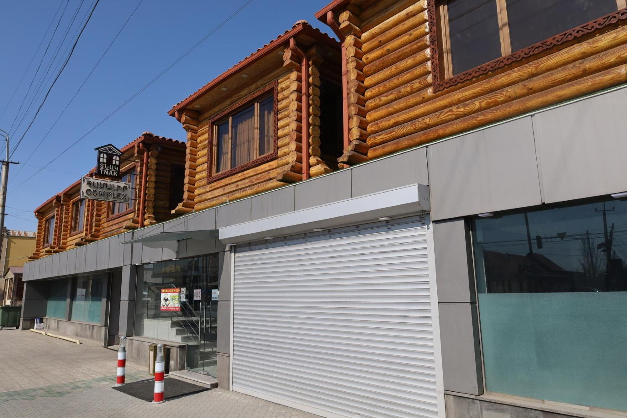 Tnak Hotel Erevan Esterno foto