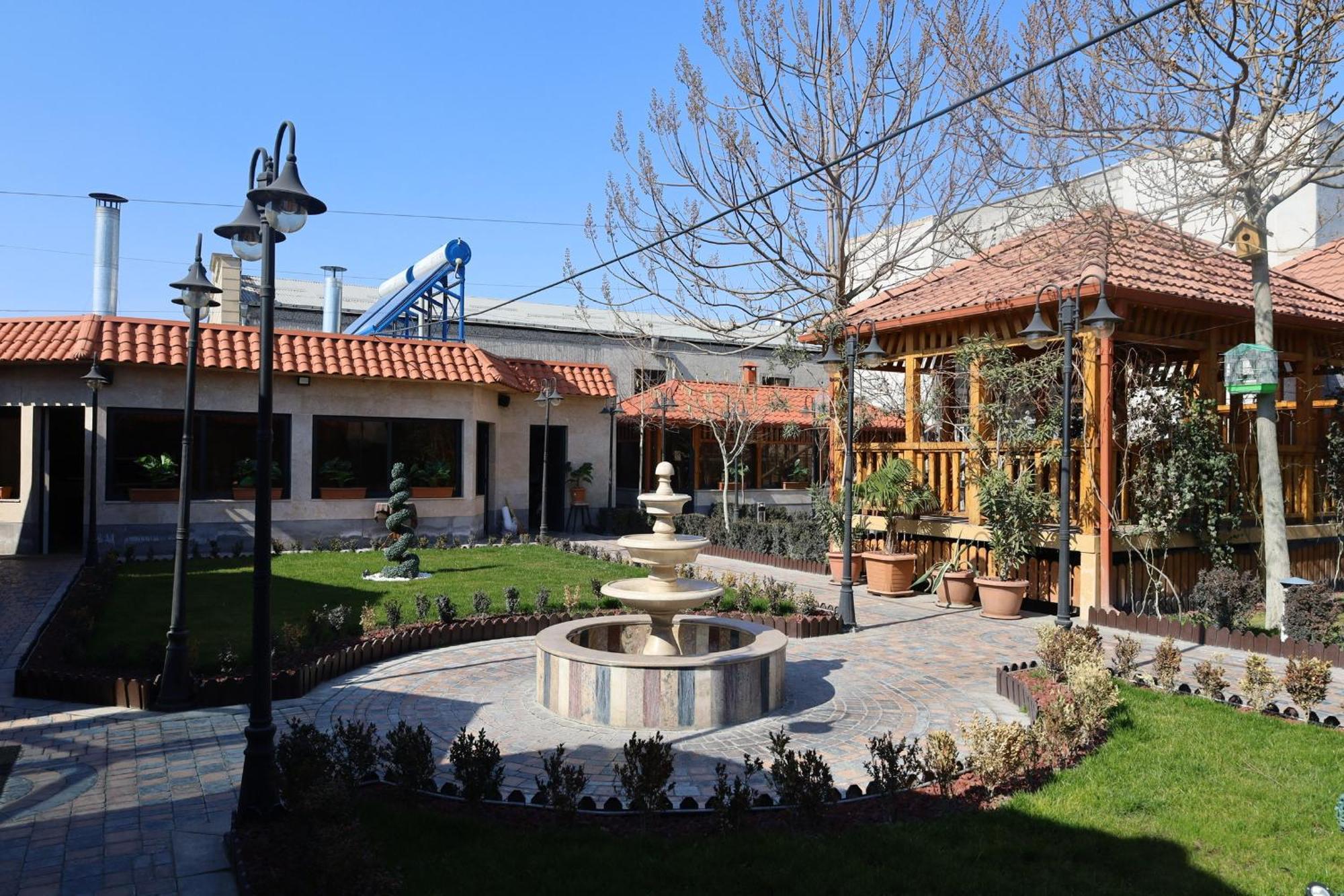 Tnak Hotel Erevan Esterno foto